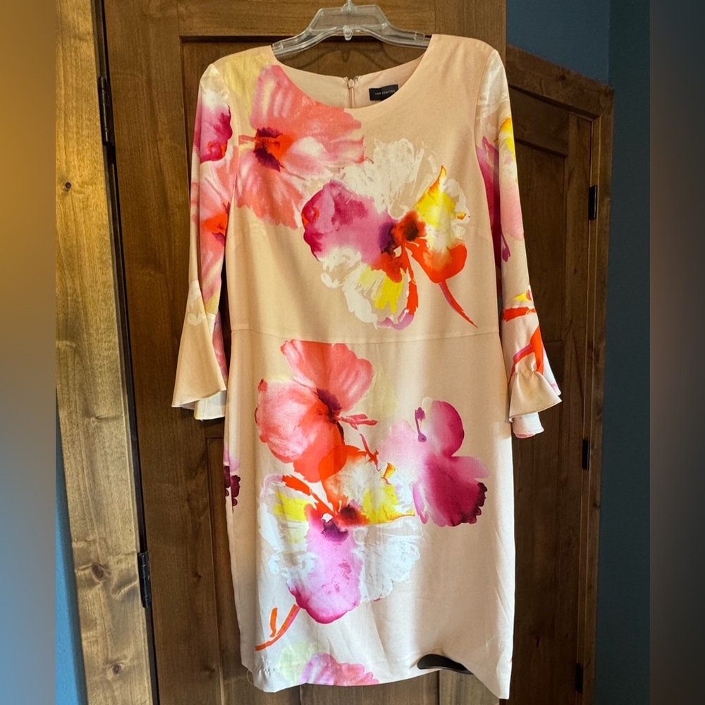 Pretty vacation dress or great for a wedding. Size 12. Worn twice. Lined.